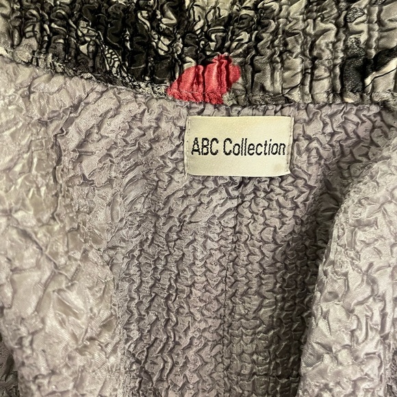 ABC collection crinkly ribbed satin material long sleeves jacket - Picture 4 of 11